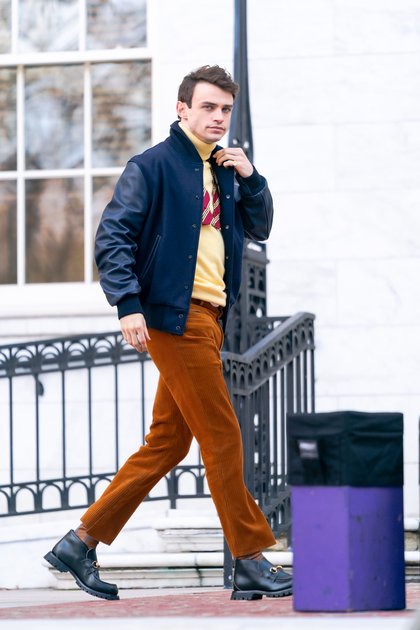 Look 10 : le col roulé avec le noeud pap bien sûr. Pourquoi on y avait pas encore pensé ?