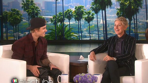 Quand Justin Bieber et Ellen DeGeneres s’embrassent… dans des toilettes!