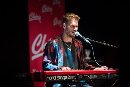 Matt Pokora sur la scène de son Concert Super Privé Chérie FM  à Tours