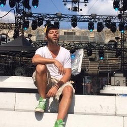 Christophe Maé ‏:  Quelques heures avant le show on vous attend! NÎMES!!!! 