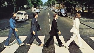 Les Beatles à Abbey Road : quand les acteurs des biopics de Sam Mendes rejouent la pochette légendaire