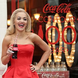 Rita Ora bar Coca