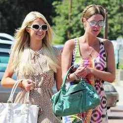 Duel de look beauté entre Nicky et Paris Hilton 