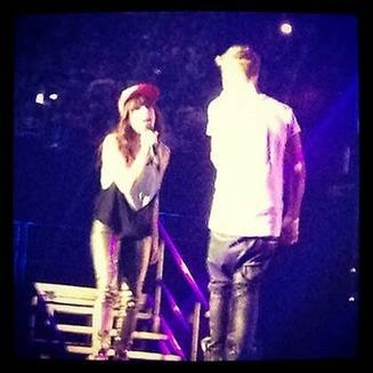 Carly et Justin sur scène: Merci à Justin de m'avoir invité sur ta tournée. C'est l'éclate