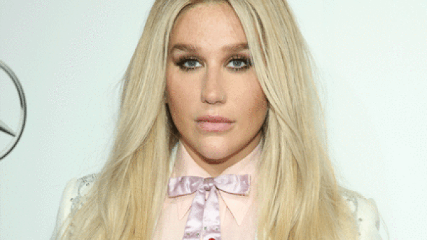 Kesha montre ses nouveaux tatouages!