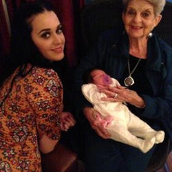 J'espère que tout le monde passe une belle journée. Je suis reconnaissante d'avoir mes amis et ma famille et bienvenue à Kay, 1er bébé depuis 24 ans! 