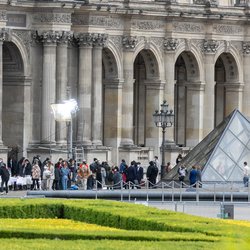 Lily Collins à Paris pendant le tournage d'"Emily In Paris"