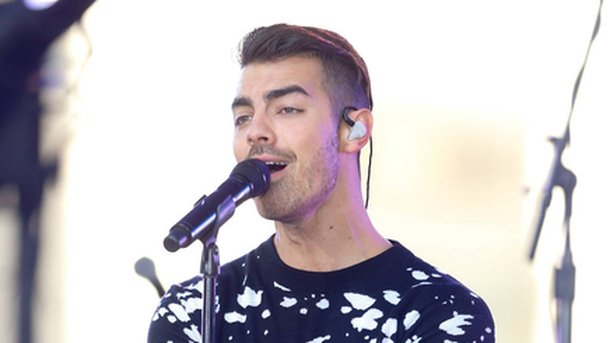 Joe Jonas : les hamburgers, c’est meilleur torse nu!