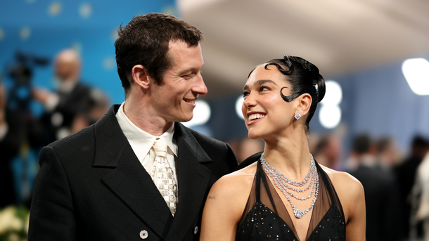 Dua Lipa et Callum Turner fiancés ! La superstar officialise