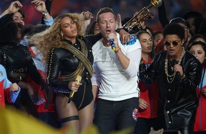 Beyoncé, Chris Martin et Bruno Mars lors de la mi-temps du Superbowl!