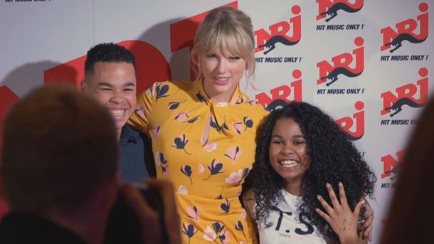 Taylor Swift chez Cauet: revivez en images sa venue dans les studios d’NRJ!