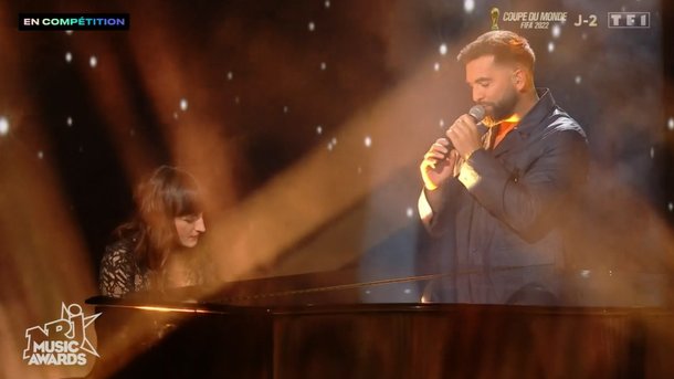 Kendji Girac, accompagné de Juliette Armanet, interprète en live «Eva»