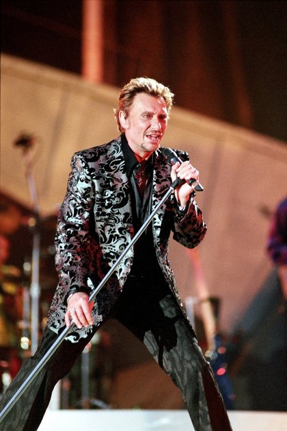 Johnny Hallyday adopte un look baroque