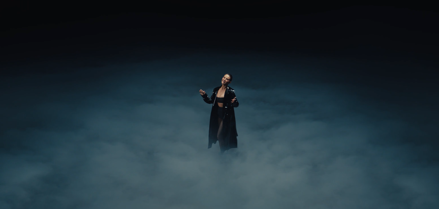 YouTube / Selena Gomez / Clip "In The Dark"