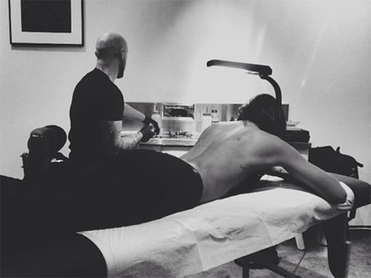 Shy'm se fait tatouer !