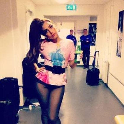 Lady Gaga pose avec son haut Cendrillon en coulisses