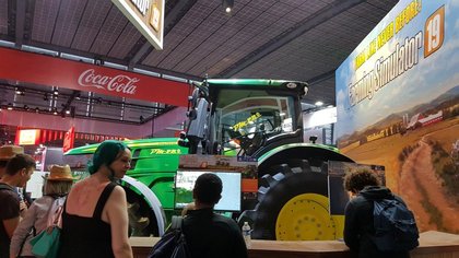Oui, il y avait aussi un tracteur à Paris Games Week 2018, sur le stand du jeu Farming Simulator 19 !