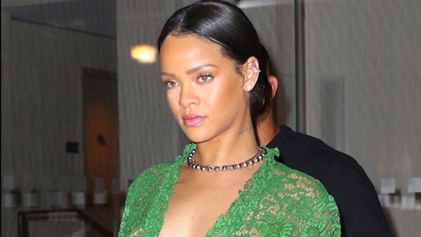 Rihanna : elle prend la pose au côté de son immense statue!