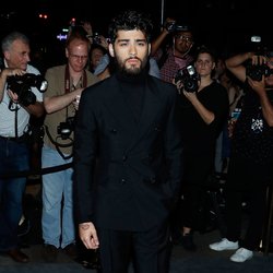 Zayn Malik : style british en veste croisée et col roulé