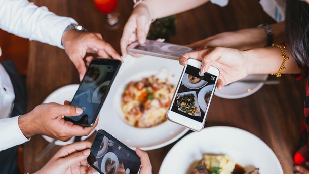 Les infos du Réveil Chérie : 55% des français mangent avec leur téléphone à table