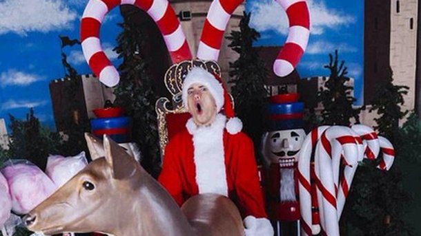 Eminem succombe à la folie de Noël !