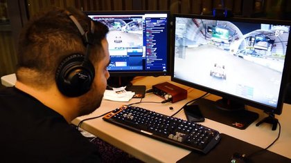 Doigby du DominGo Radio Stream, jouant à Trackmania.