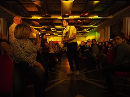 Vianney chante au plus près de son public lors de son Concert privé Pop Love