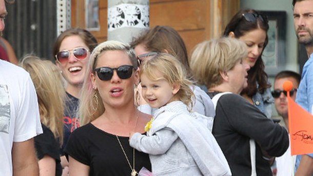 Pink se repose avec sa fille