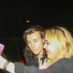 Harry Styles prend le temps de poser pour ses fans