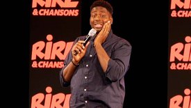 Certe Mathurin sur la scène du Rire & Chansons Comedy Club