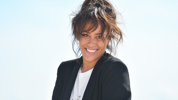 Amel Bent enceinte, elle dévoile les clichés de sa grossesse