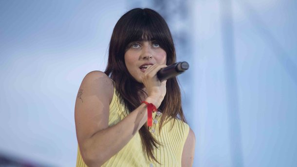 "J'ai des frissons" : Marguerite affole les internautes avec son single "les avions"