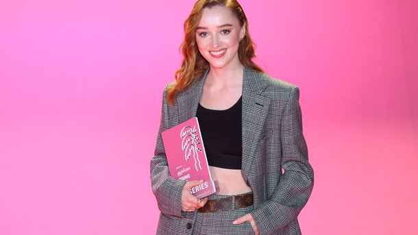 Canneseries: Phoebe Dynevor, Léna Situations… Découvrez les looks du tapis rose