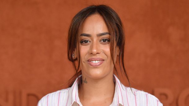 Amel Bent se dévoile dans son nouveau single "Triste"