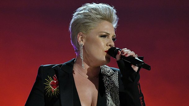Pink interprète pour la première fois son hit "Walk Me Home" aux Brit Awards 2019