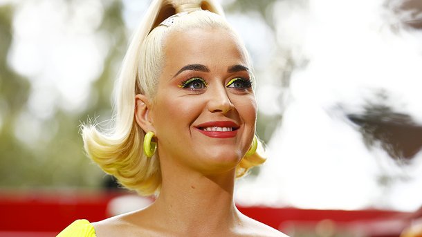 Katy Perry déguisée en flacon de gel hydroalcoolique amuse la Toile
