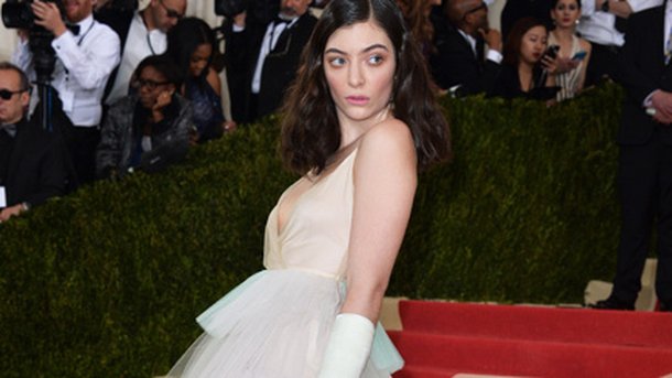 Lorde invite une de ses fans au Bal du Gouverneur!