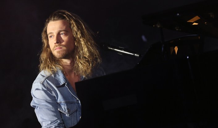 Julien Doré live, 32e Victoires de la musique, 201