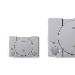 La PlayStation Classic à gauche, et la PlayStation originale à droite.