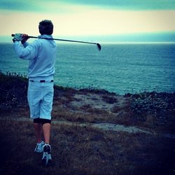 Niall Horan, ce qu'il aime : le golf ! "Frapper des balles au dessus d'une falaise en plein coucher de soleil! Meilleur jour de repos que j'ai eu depuis longtemps!"