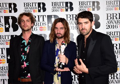 Jay Watson, Kevin Parker et Cam Avery de Tame Impala arrivent aux Brit Awards 2016