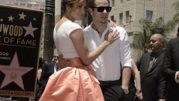 Jennifer Lopez inaugure son étoile sur Hollywood Boulevard