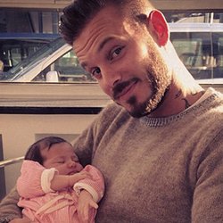 M Pokora: Nous aujourd'hui on a eu la visite de Rose et sa maman, notre coiffeuse adorée, @margaux_rm !#sherwoodfamily #bebedesherwood