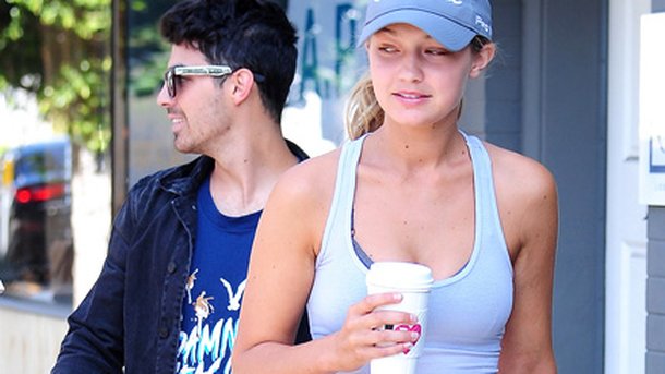 Joe Jonas : virée shopping avec Gigi Hadid