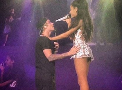 Justin Bieber et Ariana Grande sur scène