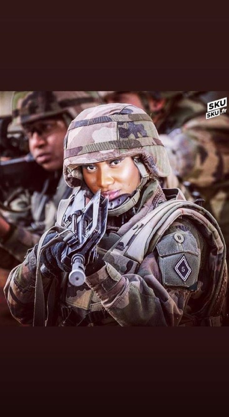 Aya Nakamura en tenue de soldat