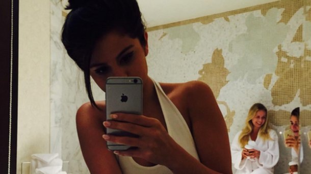 Selena Gomez : en bikini au piano, c'est la photo sexy du jour!