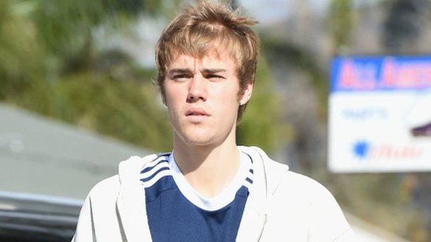 Justin Bieber montre ses talents de batteur!