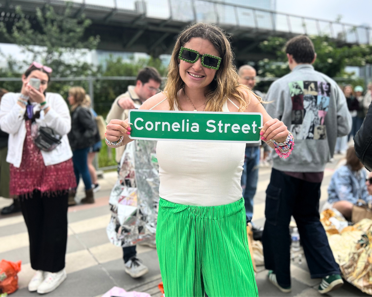 Fan de Taylor Swift sur le parvis de l'Accor Arena de la Défense, jeudi 9 mai 2024
