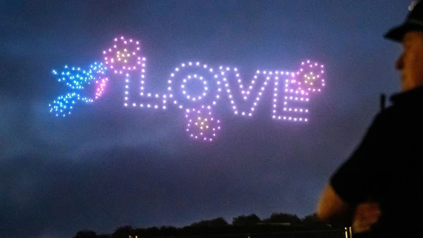Le Festival de Glastonbury s’ouvre sur un impressionnant spectacle de drones